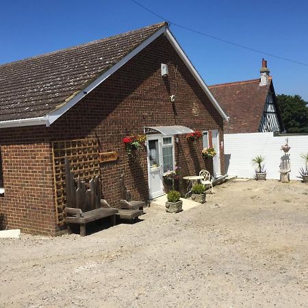 Hogwarts Bed And Continental Breakfast Villa Sheerness Exterior photo