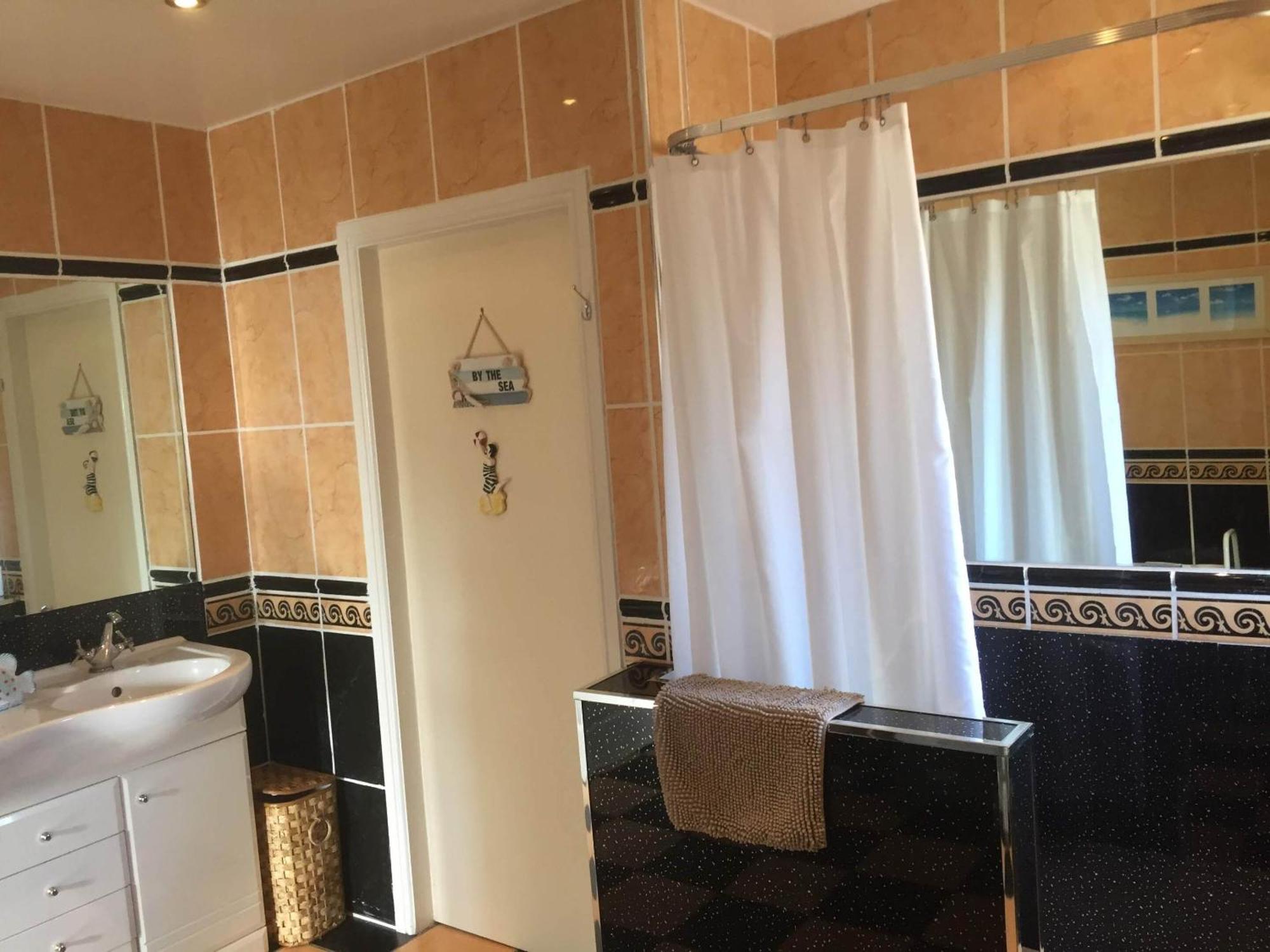 Hogwarts Bed And Continental Breakfast Villa Sheerness Room photo